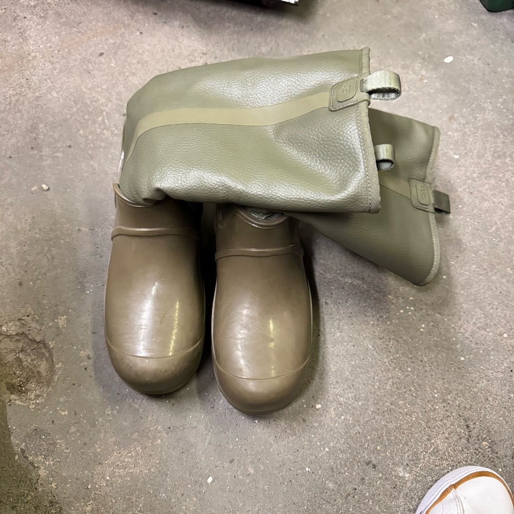 Ugg Green waterproof winter boots 8